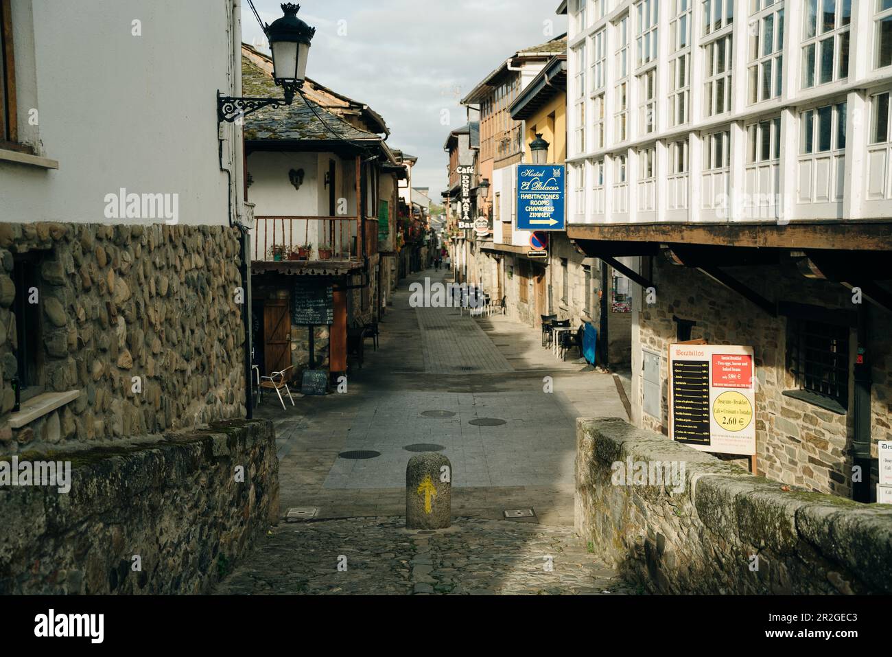Molinaseca ist ein Dorf und eine Gemeinde in der Region El Bierzo, Leon, Spanien - Mai 2023. Hochwertiges Foto Stockfoto