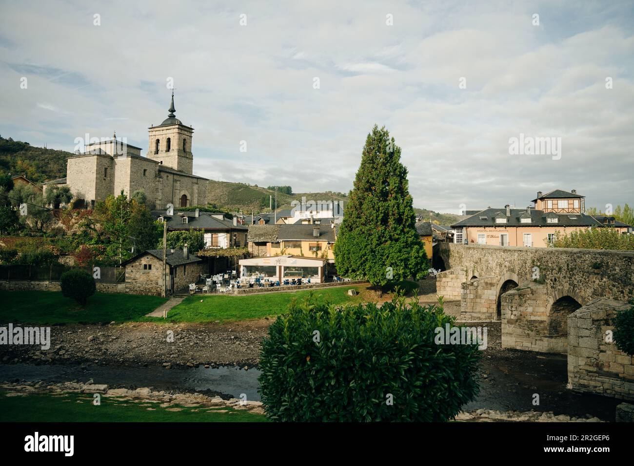 Molinaseca ist ein Dorf und eine Gemeinde in der Region El Bierzo, Leon, Spanien - Mai 2023. Hochwertiges Foto Stockfoto