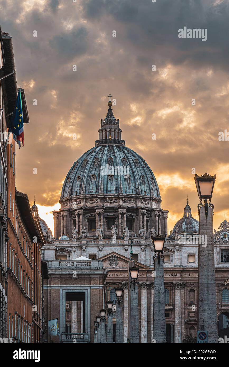 Prachtstraße Via della Conciliazione mit Blick auf Petersdom, Rom, Latium, Italien, Europa Stockfoto