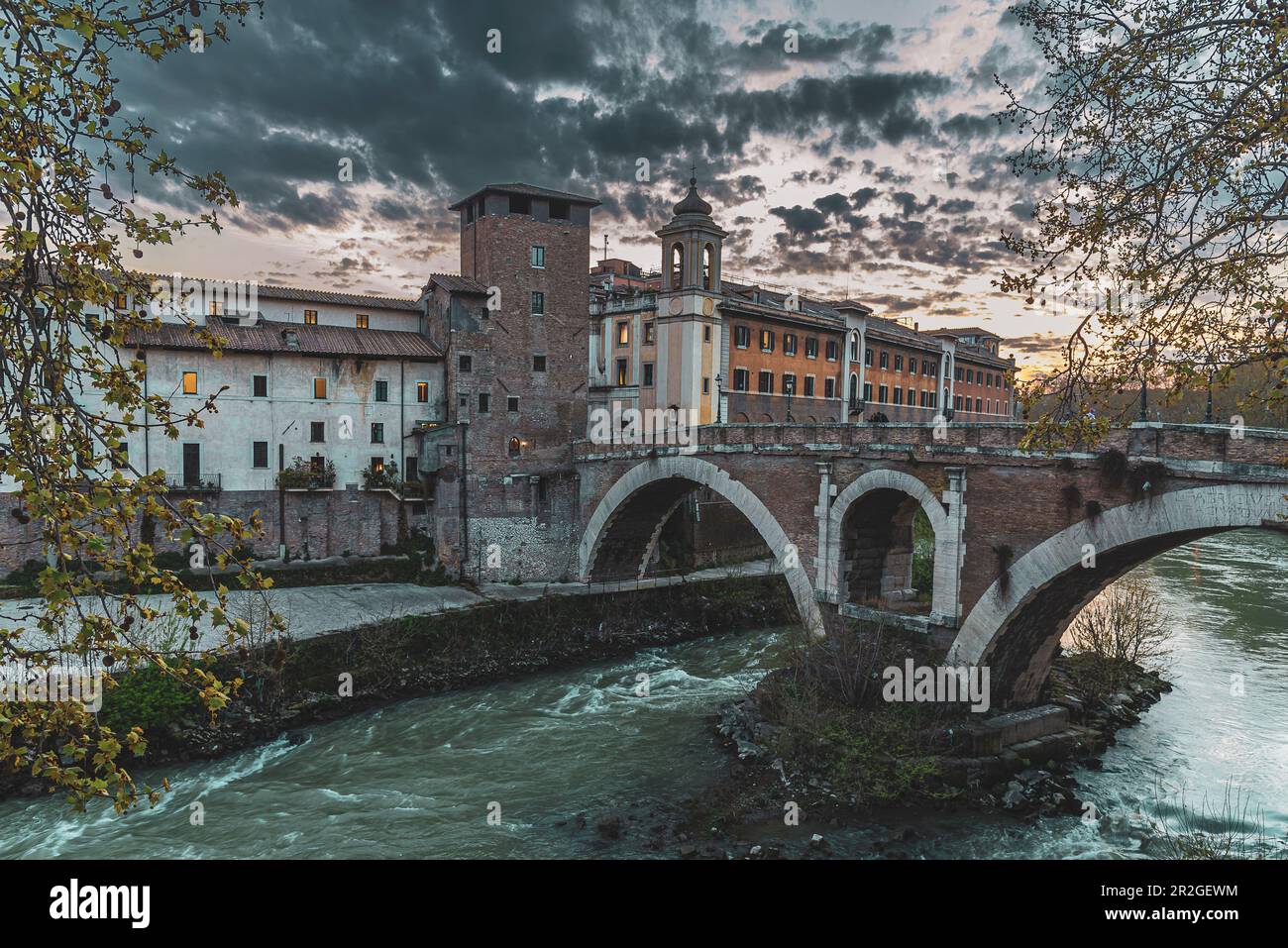 Fußgängerbrücke Ponte dei Quattro Capi auf der Insel Tiber (Isola Tiberina), Rom, Latium, Italien, Europa Stockfoto