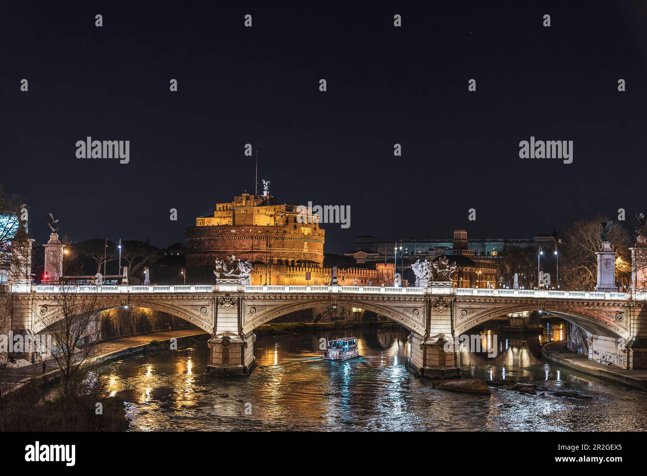 Ponte Vittorio Emanuele II Castel und Sant'Angelo Brücke, mit Castel Sant'Angelo im Hintergrund, UNESCO-Weltkulturerbe, Rom, Latium, Italien, E Stockfoto