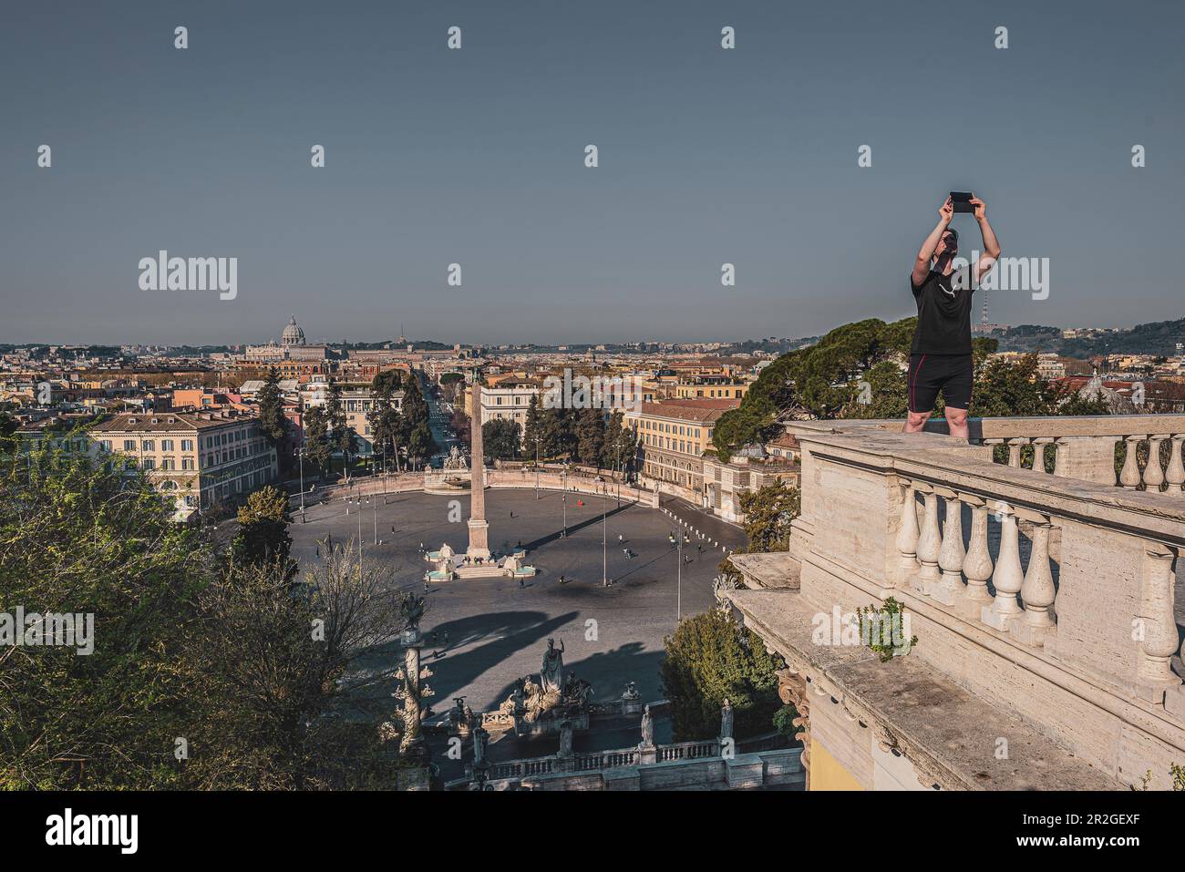 Terrasse mit Springbrunnen und Blick auf die Piazza del Popolo und St. Petersdom, Rom, Latium, Italien, Europa Stockfoto