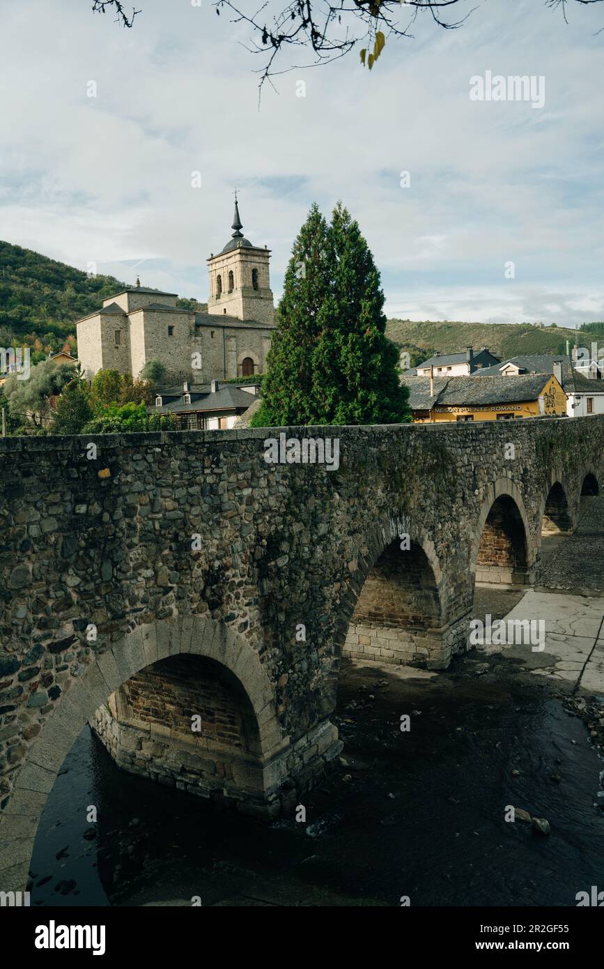 Molinaseca ist ein Dorf und eine Gemeinde in der Region El Bierzo, Leon, Spanien - Mai 2023. Hochwertiges Foto Stockfoto