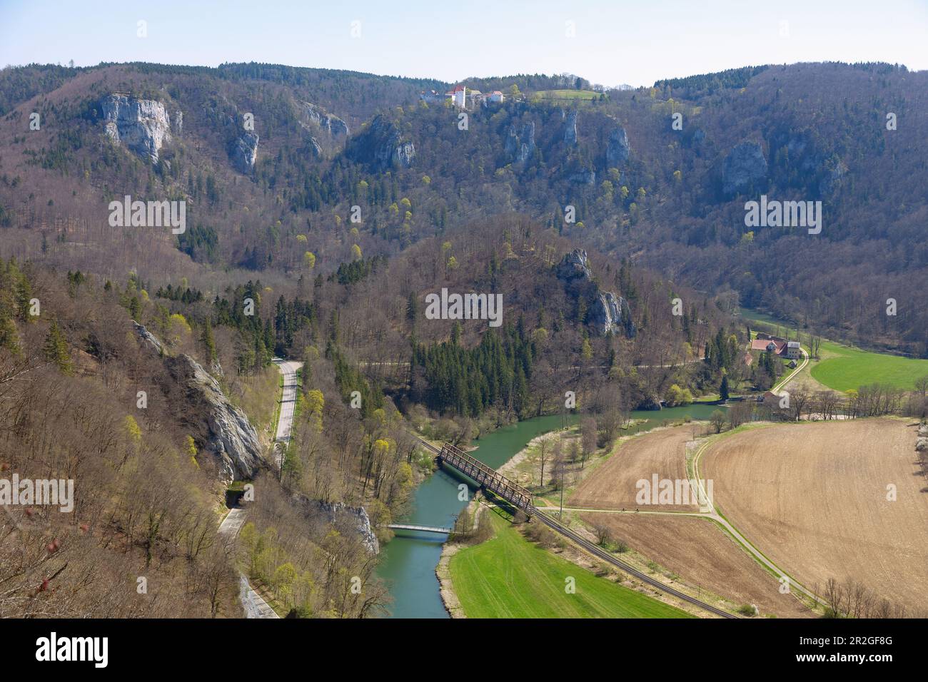 Schloss Wildenstein, Blick vom Rauhe Felsen auf dem Donautal und der Maurus-Kapelle, dem Naturpark der oberen Donau im Schwäbischen Jura, Baden-Württem Stockfoto