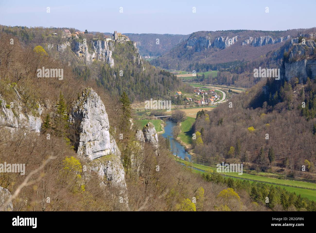 Schloss Werenwag, Blick vom Eichfelsen im Donautal, Naturpark Obere Donau im Schwäbischen Jura, Baden-Württemberg, Deutschland Stockfoto