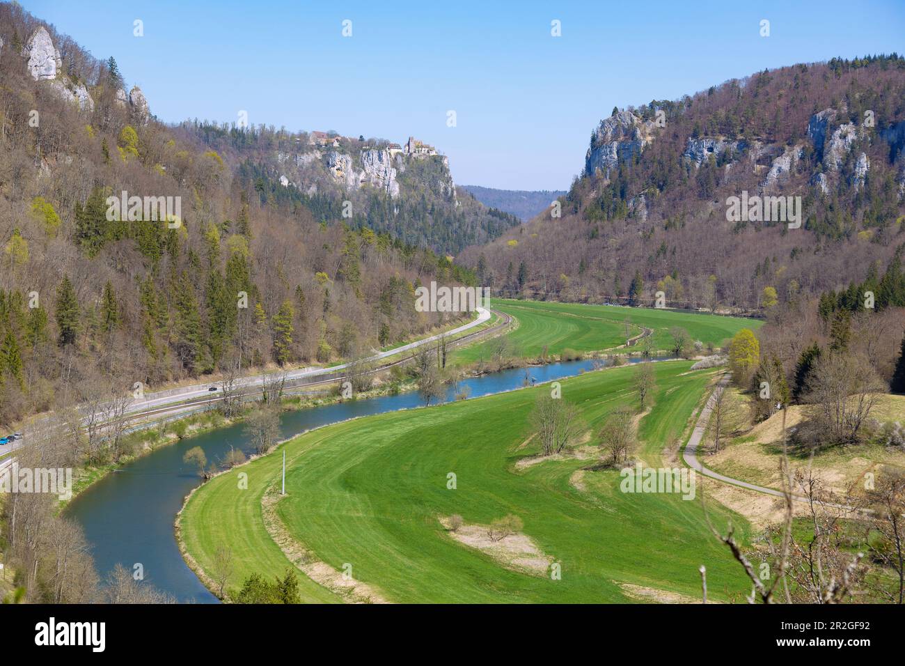 Schloss Werenwag, Blick vom Eichfelsen im Donautal, Naturpark Obere Donau im Schwäbischen Jura, Baden-Württemberg, Deutschland Stockfoto