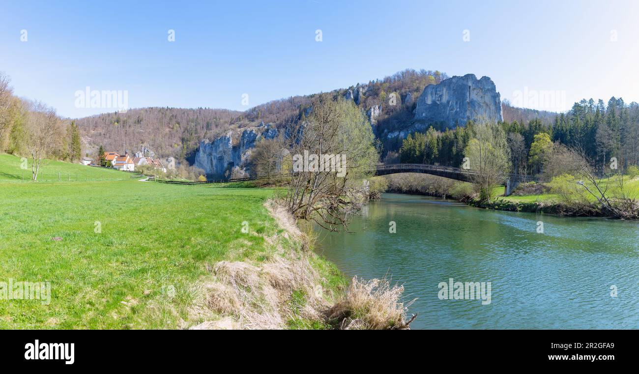 Donautal in der Nähe des Thiergartens mit Käppeler Anwesen, Donauradweg und Rabenfelsen, Naturpark Obere Donau im Schwäbischen Jura, Baden-Württember Stockfoto