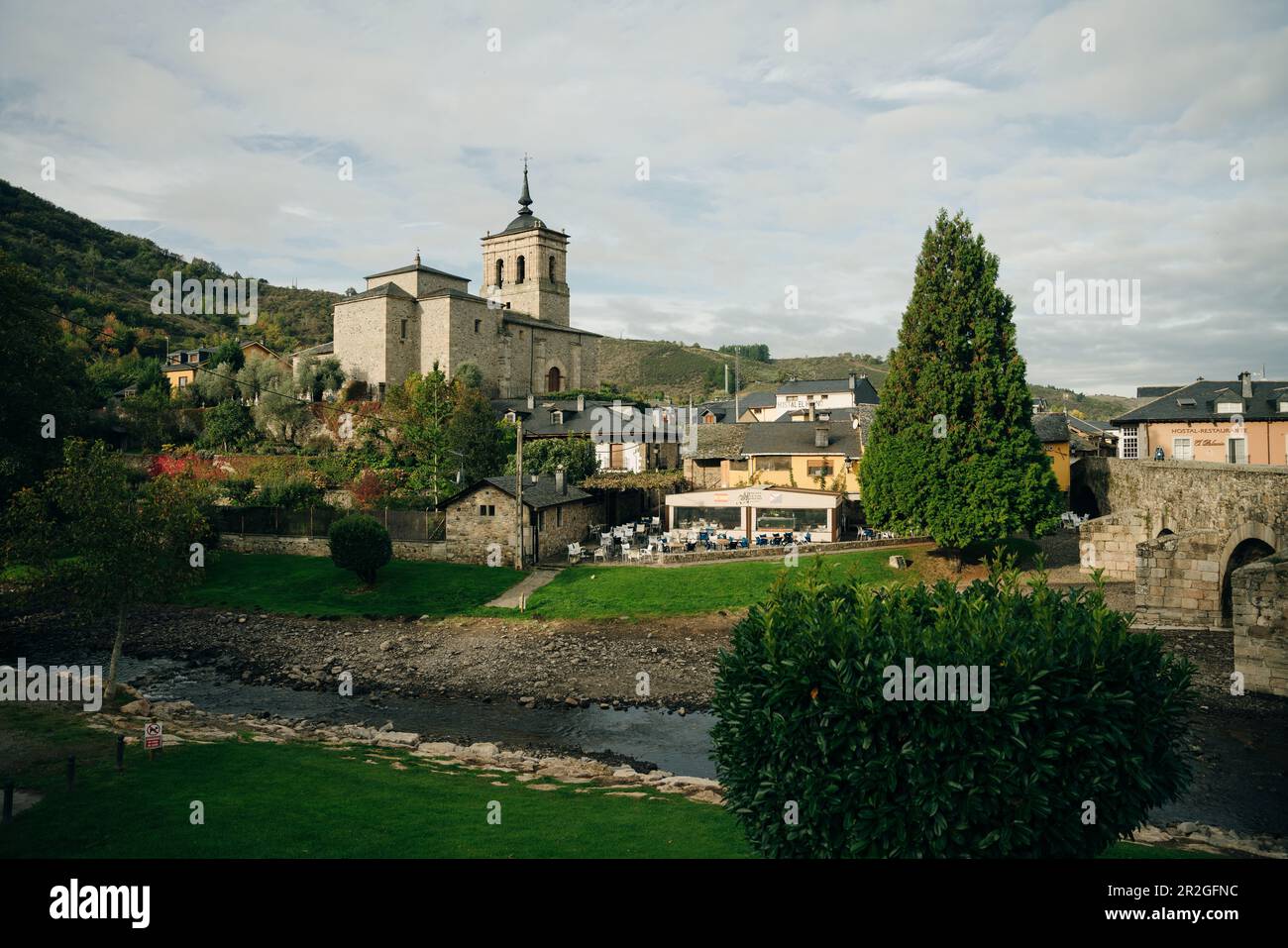 Molinaseca ist ein Dorf und eine Gemeinde in der Region El Bierzo, Leon, Spanien - Mai 2023. Hochwertiges Foto Stockfoto
