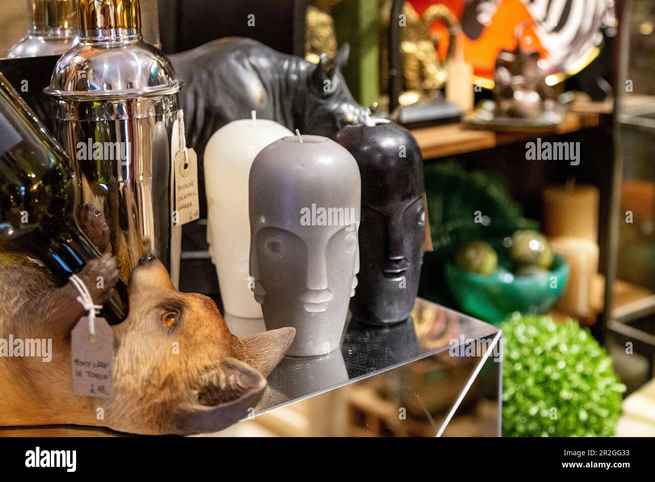 Im TROVE 167 Eclectic Antique Concept Store in der Bermondsey Street, London, England, Großbritannien, erstrahlen Kerzen Stockfoto