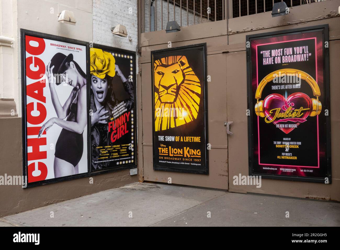 Eine Gruppierung von Broadway-Plakaten im Theaterviertel in der Nähe des Times Square, 2023, NYC, USA Stockfoto