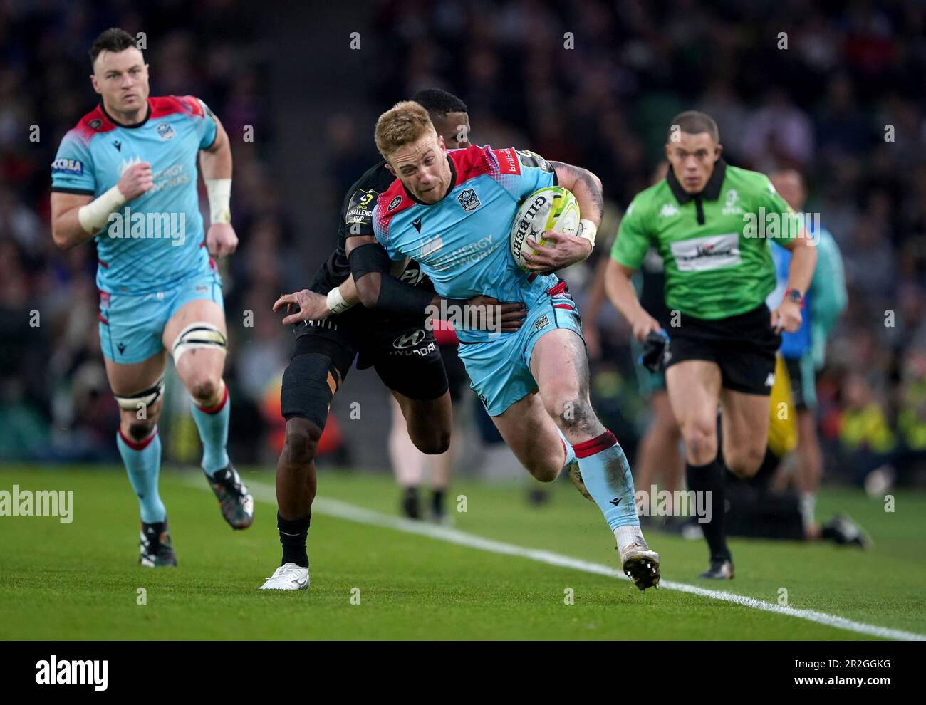 Kyle Steyn von Glasgow Warriors wird von Toulons Jiuta Wainiqolo während des ECPR Challenge Cup-Finales im Aviva-Stadion in Dublin, Irland, angegriffen. Foto: Freitag, 19. Mai 2023. Stockfoto