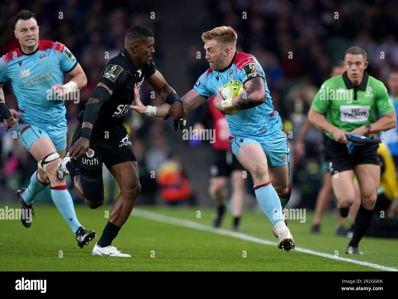 Kyle Steyn von Glasgow Warriors hält Toulons Jiuta Wainiqolo während des ECPR Challenge Cup-Finales im Aviva-Stadion in Dublin, Irland, zurück. Foto: Freitag, 19. Mai 2023. Stockfoto