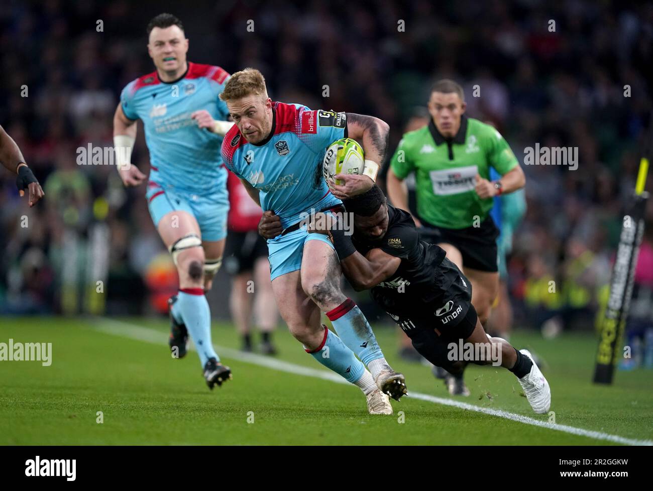 Kyle Steyn von Glasgow Warriors wird von Toulons Jiuta Wainiqolo während des ECPR Challenge Cup-Finales im Aviva-Stadion in Dublin, Irland, angegriffen. Foto: Freitag, 19. Mai 2023. Stockfoto