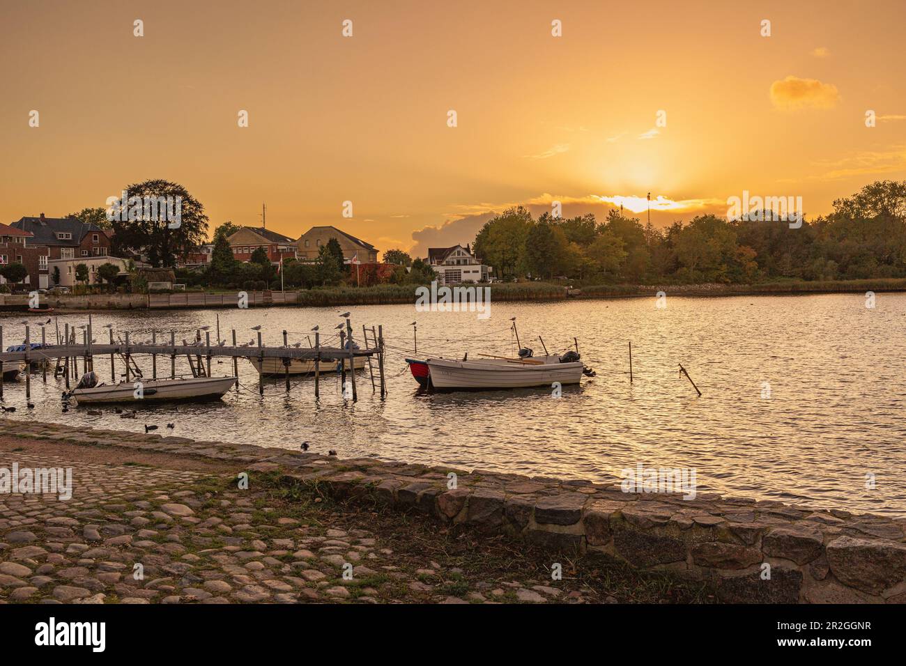 Die Boote liegen im Binnenwasser von Neustadt bei Sonnenuntergang. Neustadt in Holstein, Schleswig-Holstein, Deutschland, Europa Stockfoto