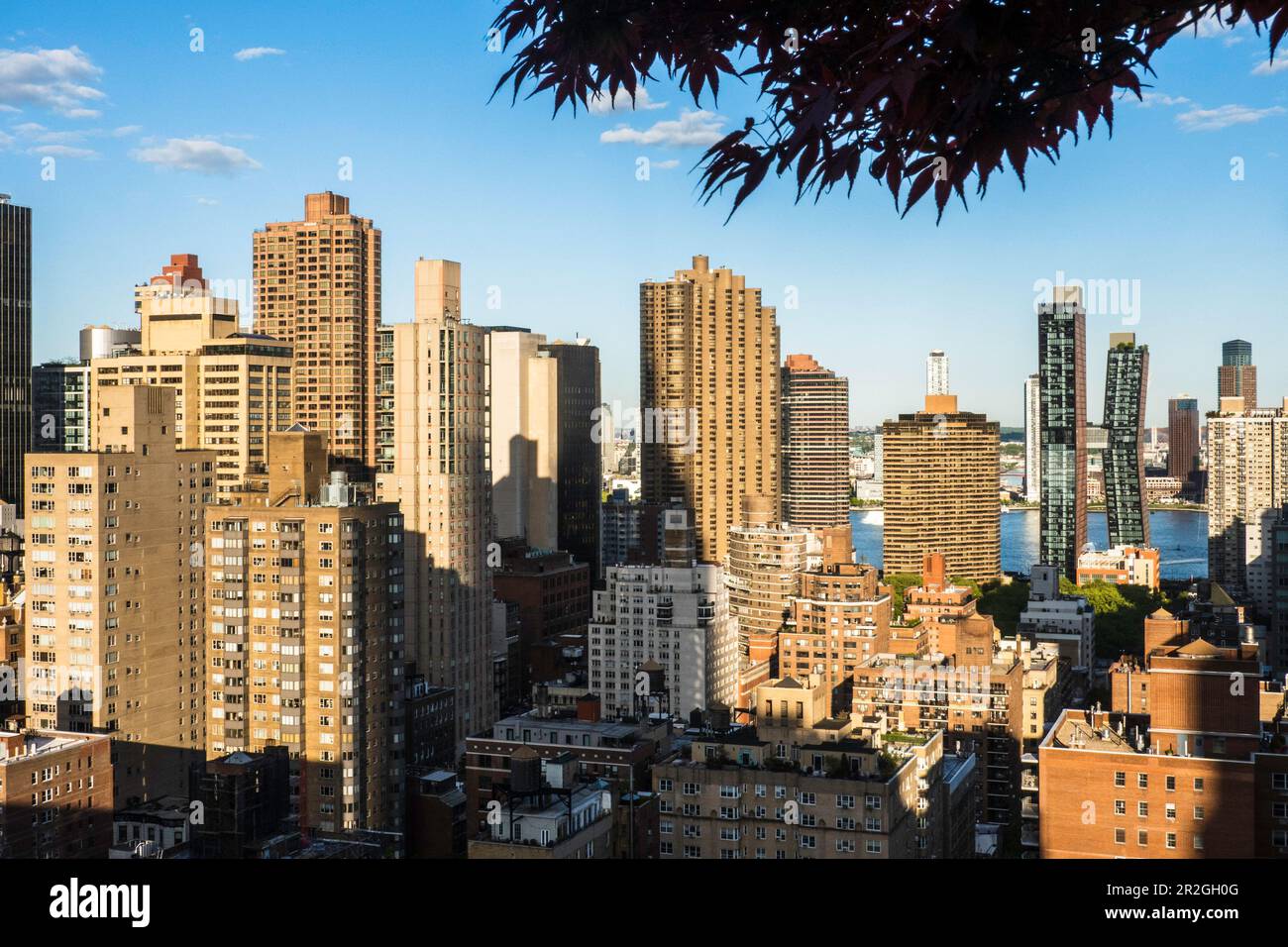 Das American Copper Building befindet sich unter den Wohnhäusern und anderen Wolkenkratzern auf der Ostseite von Manhattan, 2023, New York City, USA Stockfoto