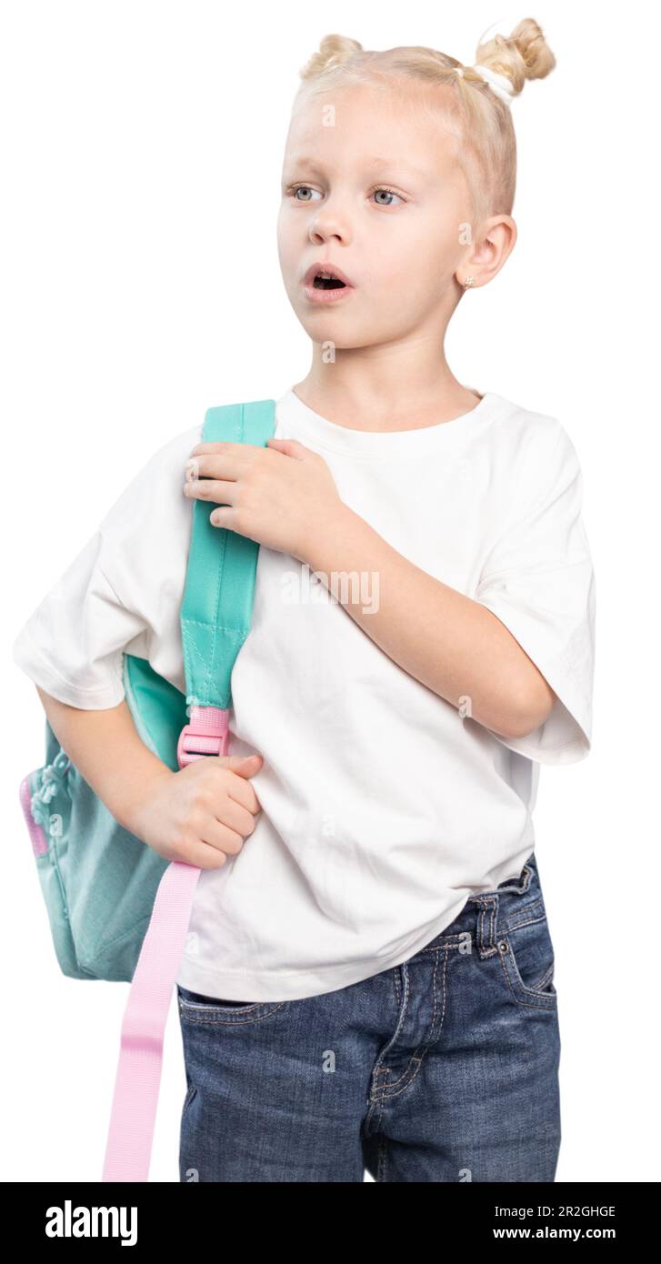 Das Mädchen aus der Grundschule sah überrascht aus mit offenem Mund, mit Rucksack in der Hand, ein Kind mit blonden Haaren und dreckigen Brötchen, angezogen in weißen T-Shirts, die aussehen Stockfoto