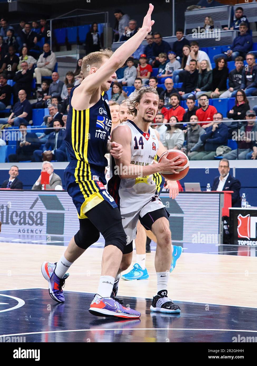 Allianz Cloud, Mailand, Italien, 19. Mai 2023, Matteo Montano (Urania Milano) von Federico Poser (reale Mutua Torino) während des Playoff-Spiels 3 – Urania Basket vs reale Mutua Basket Torino – Italienischer Basketball Serie A2 Männer Championship Credit: Live Media Publishing Group/Alamy Live News Stockfoto