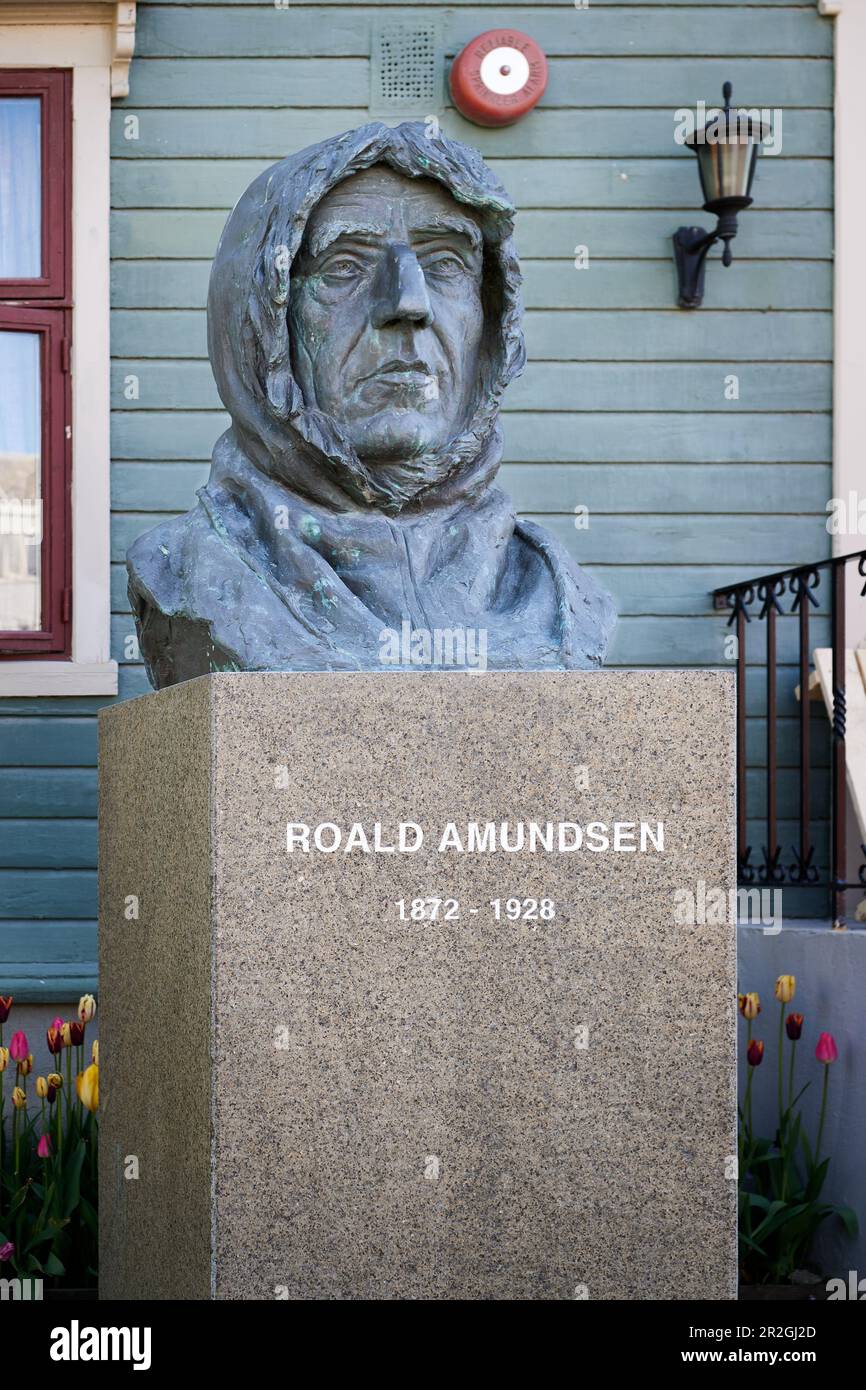 Büste des norwegischen Matrosen und Polarforschers Roald Engelbregt Gravning Amundsen, vor dem Gebäude Søndre Tollbodgate, 9008 Tromsø, Norwegen Stockfoto