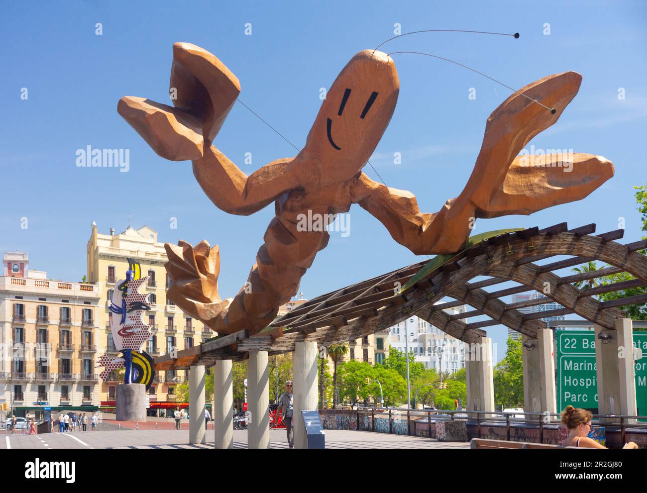 Die Hummerstatue aus Glasfaser wurde vom spanischen Künstler Javier Mariscal entworfen und gebaut. Auf der Straße neben dem alten Hafen. Barcelona, Spanien. Stockfoto