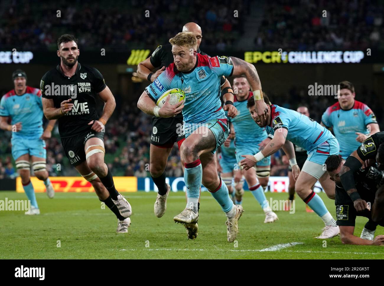 Kyle Steyn der Glasgow Warriors auf dem Weg, den ersten Versuch ihrer Seite während des ECPR Challenge Cup-Finales im Aviva Stadium in Dublin, Irland, zu schießen. Foto: Freitag, 19. Mai 2023. Stockfoto