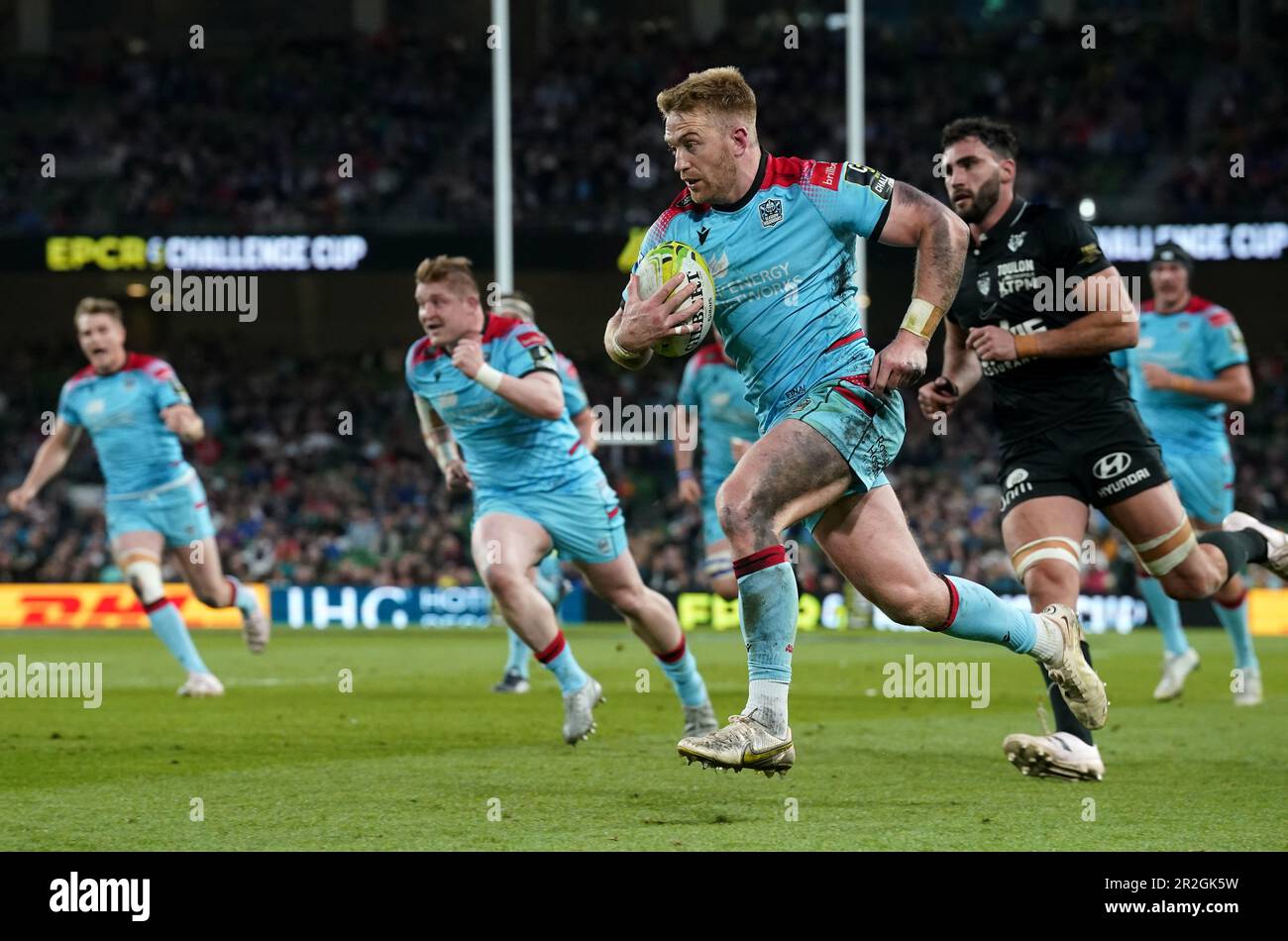 Kyle Steyn der Glasgow Warriors auf dem Weg, den ersten Versuch ihrer Seite während des ECPR Challenge Cup-Finales im Aviva Stadium in Dublin, Irland, zu schießen. Foto: Freitag, 19. Mai 2023. Stockfoto