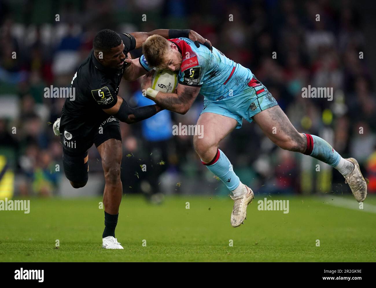 Kyle Steyn von Glasgow Warriors wird von Toulons Jiuta Wainiqolo während des ECPR Challenge Cup-Finales im Aviva-Stadion in Dublin, Irland, angegriffen. Foto: Freitag, 19. Mai 2023. Stockfoto