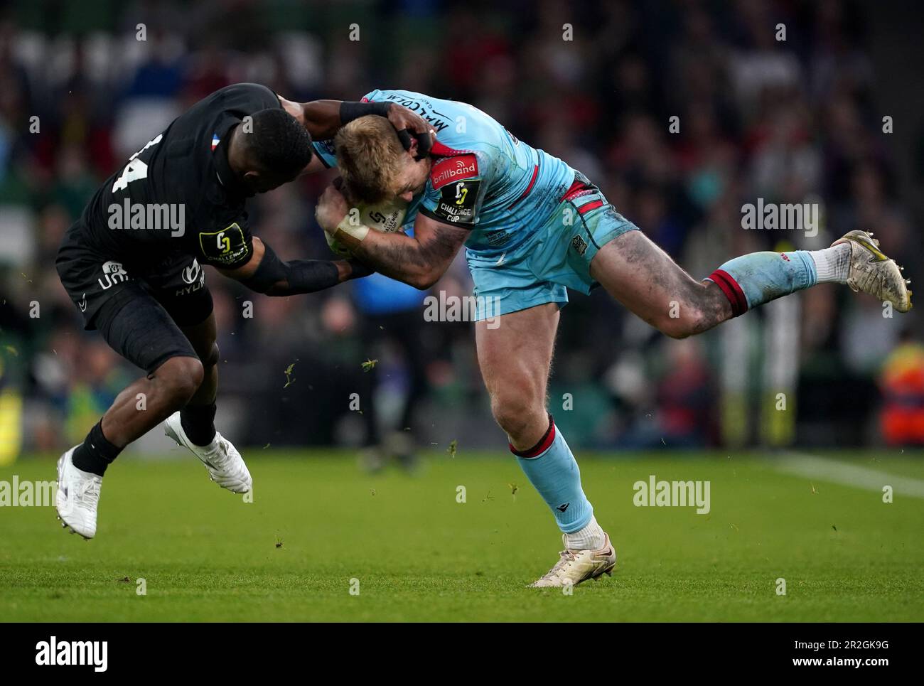 Kyle Steyn von Glasgow Warriors wird von Toulons Jiuta Wainiqolo während des ECPR Challenge Cup-Finales im Aviva-Stadion in Dublin, Irland, angegriffen. Foto: Freitag, 19. Mai 2023. Stockfoto