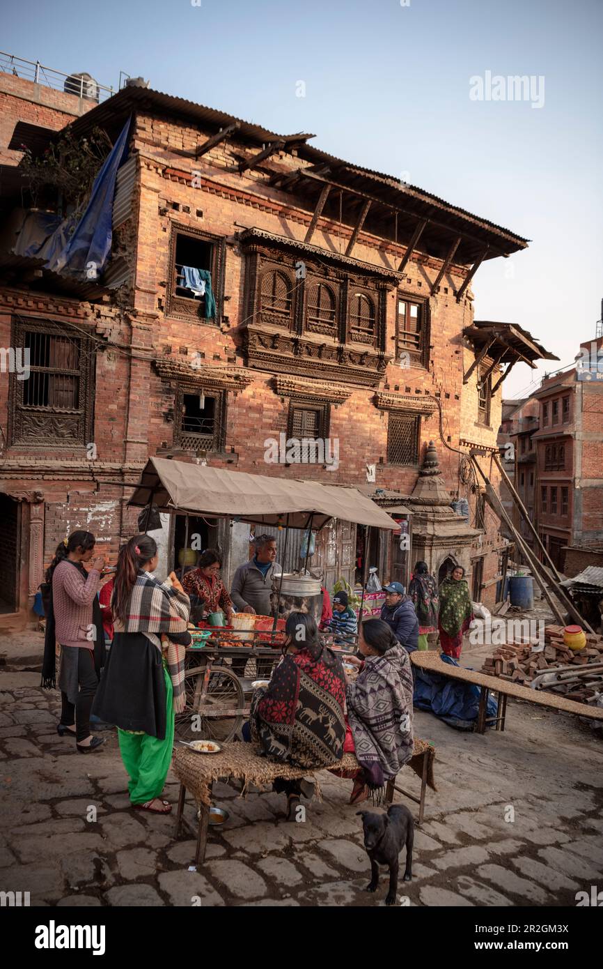 Einheimische vor dem nepalesischen Imbisswagen, Bhaktapur, Lalitpur, Kathmandu-Tal, Nepal, Himalaya, Asien, UNESCO-Weltkulturerbe Stockfoto