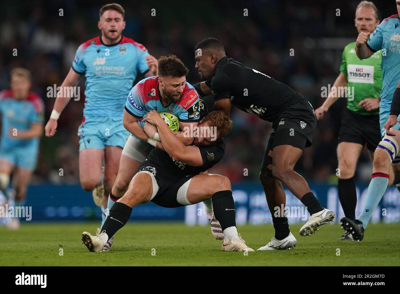 Der Ali Price der Glasgow Warriors wird von Toulons Ihaia West (Zentrum) und Jiuta Wainiqolo während des ECPR Challenge Cup-Finales im Aviva-Stadion in Dublin, Irland, angegriffen. Foto: Freitag, 19. Mai 2023. Stockfoto