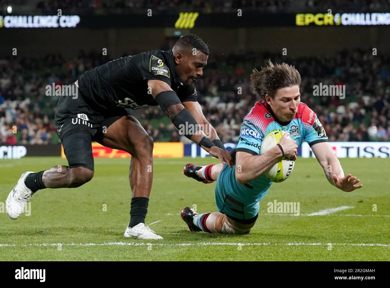 Der Sebastian Cancelliere der Glasgow Warriors schießt den ersten Versuch seiner Seite, trotz des Drucks von Toulons Jiuta Wainiqolo während des ECPR Challenge Cup-Finales im Aviva-Stadion in Dublin, Irland. Foto: Freitag, 19. Mai 2023. Stockfoto