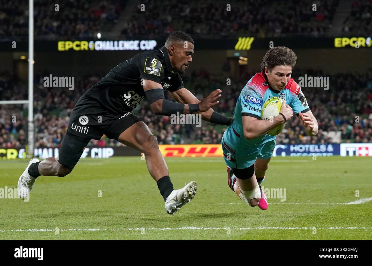 Der Sebastian Cancelliere der Glasgow Warriors schießt den ersten Versuch seiner Seite, trotz des Drucks von Toulons Jiuta Wainiqolo während des ECPR Challenge Cup-Finales im Aviva-Stadion in Dublin, Irland. Foto: Freitag, 19. Mai 2023. Stockfoto