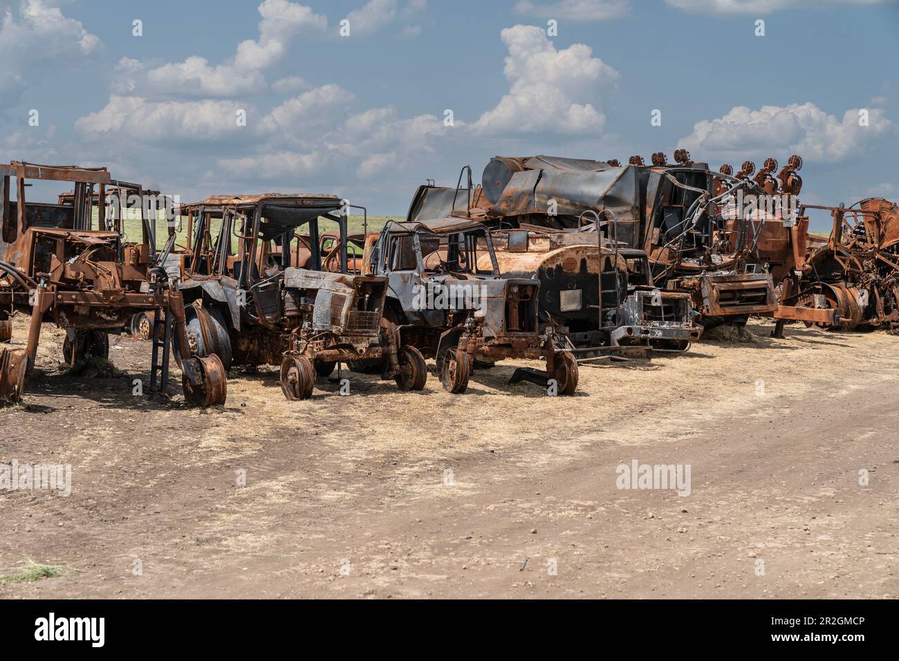 Blick auf die Vernichtung landwirtschaftlicher Geräte der Farm Pershe Travnia des Dorfes Velyka Oleksandrivka der Region Kherson am 19. Mai 2023 nach der Befreiung von der russischen Invasion Stockfoto