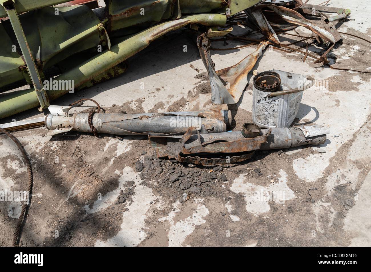 Überreste der russischen Rakete GRAD, die zur Zerstörung der Farm Pershe Travnia des Dorfes Velyka Oleksandrivka in der Region Kherson verwendet wurde, die am 19. Mai 2023 nach der Befreiung von der russischen Invasion gesehen wurde Stockfoto