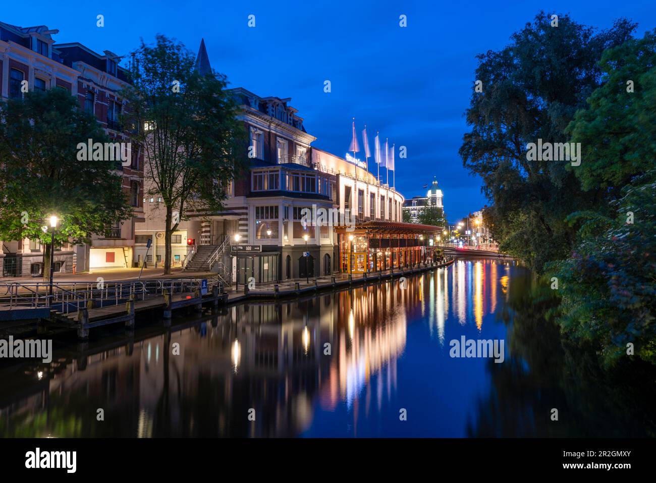 Holland Casino, blaue Stunde am Morgen, Kanal, Amsterdam, Nordholland, Niederlande Stockfoto