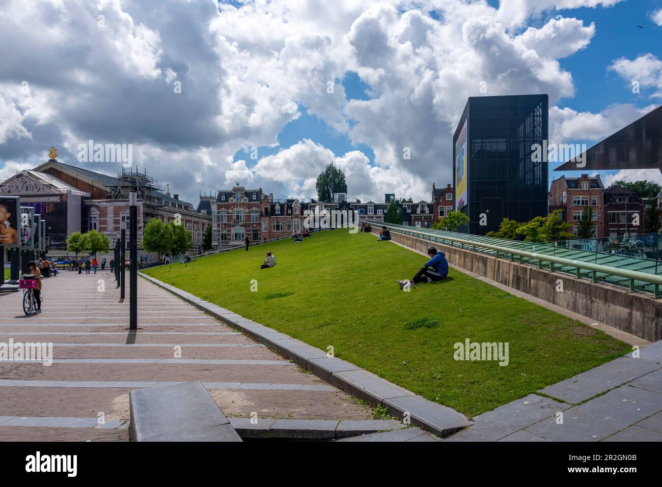 Stedelijk Museum, wichtiges Museum für moderne und zeitgenössische Kunst, linkes Concertgebouw, königliche Konzerthalle, Amsterdam, Nordholland, Niederlande Stockfoto