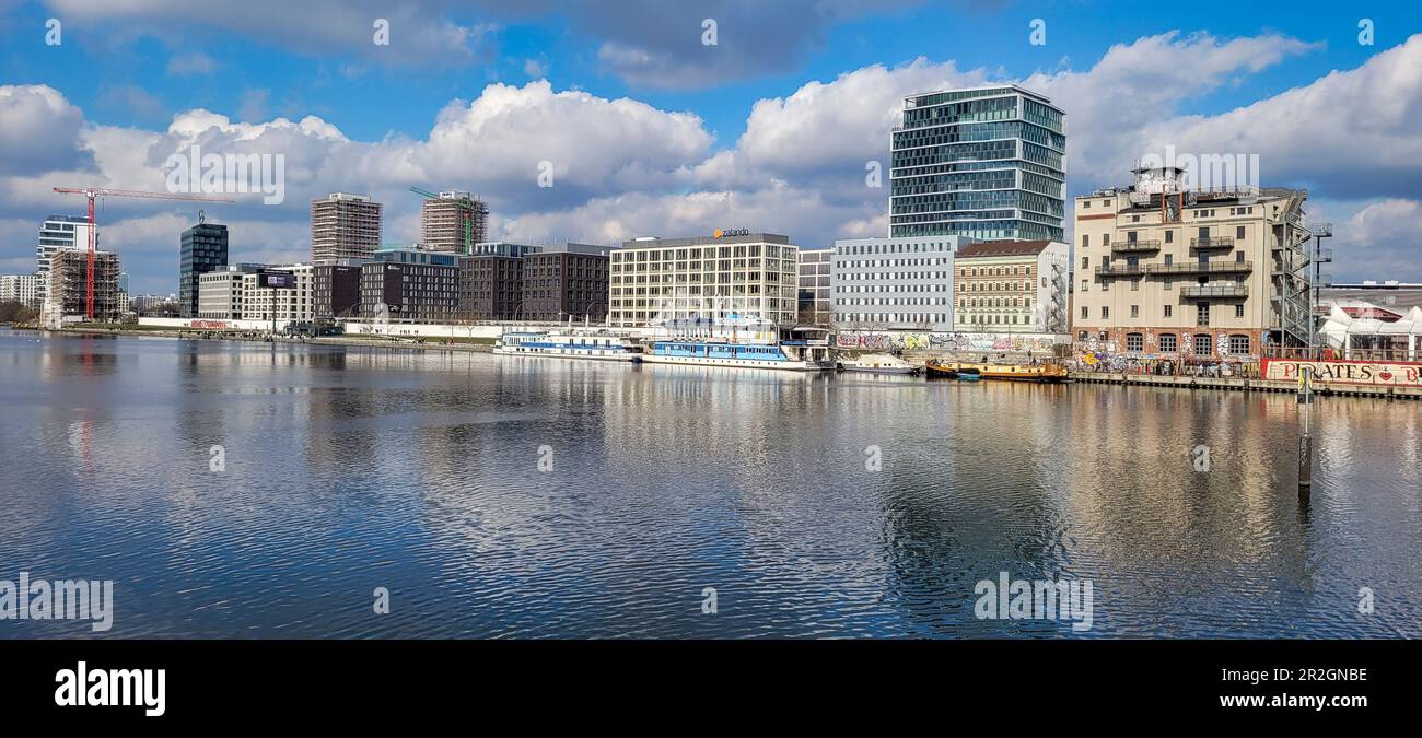 Skyline Berlin Spreeufer, neue Gebäude Media Spree, Mercedes, Living Levels, Pier 61/63, Zalando, Piraten von Berlin, Mühlenstraße, Berlin-Friedrich Stockfoto