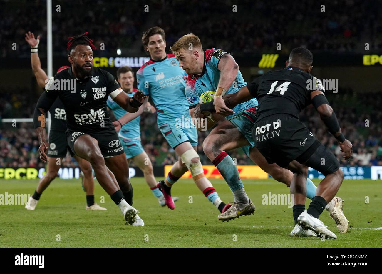 Kyle Steyn von Glasgow Warriors hat sich durchgeschlagen und ist beim ECPR Challenge Cup-Finale im Aviva Stadium in Dublin, Irland, zum dritten Mal auf seiner Seite. Foto: Freitag, 19. Mai 2023. Stockfoto
