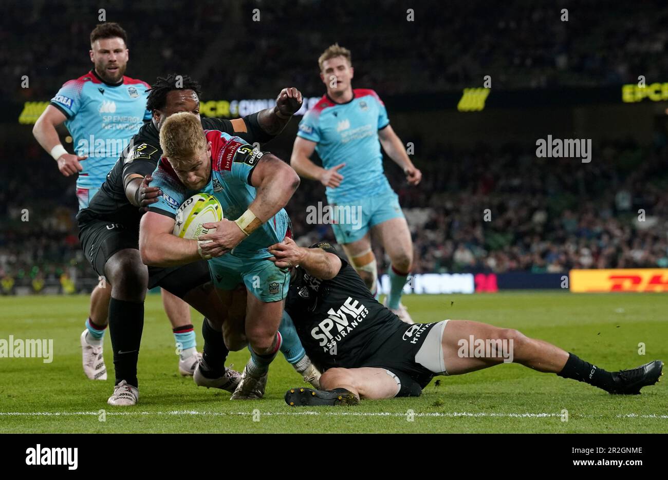 Kyle Steyn von Glasgow Warriors schießt beim ECPR Challenge Cup-Finale im Aviva Stadium in Dublin, Irland, den dritten Versuch seiner Seite. Foto: Freitag, 19. Mai 2023. Stockfoto