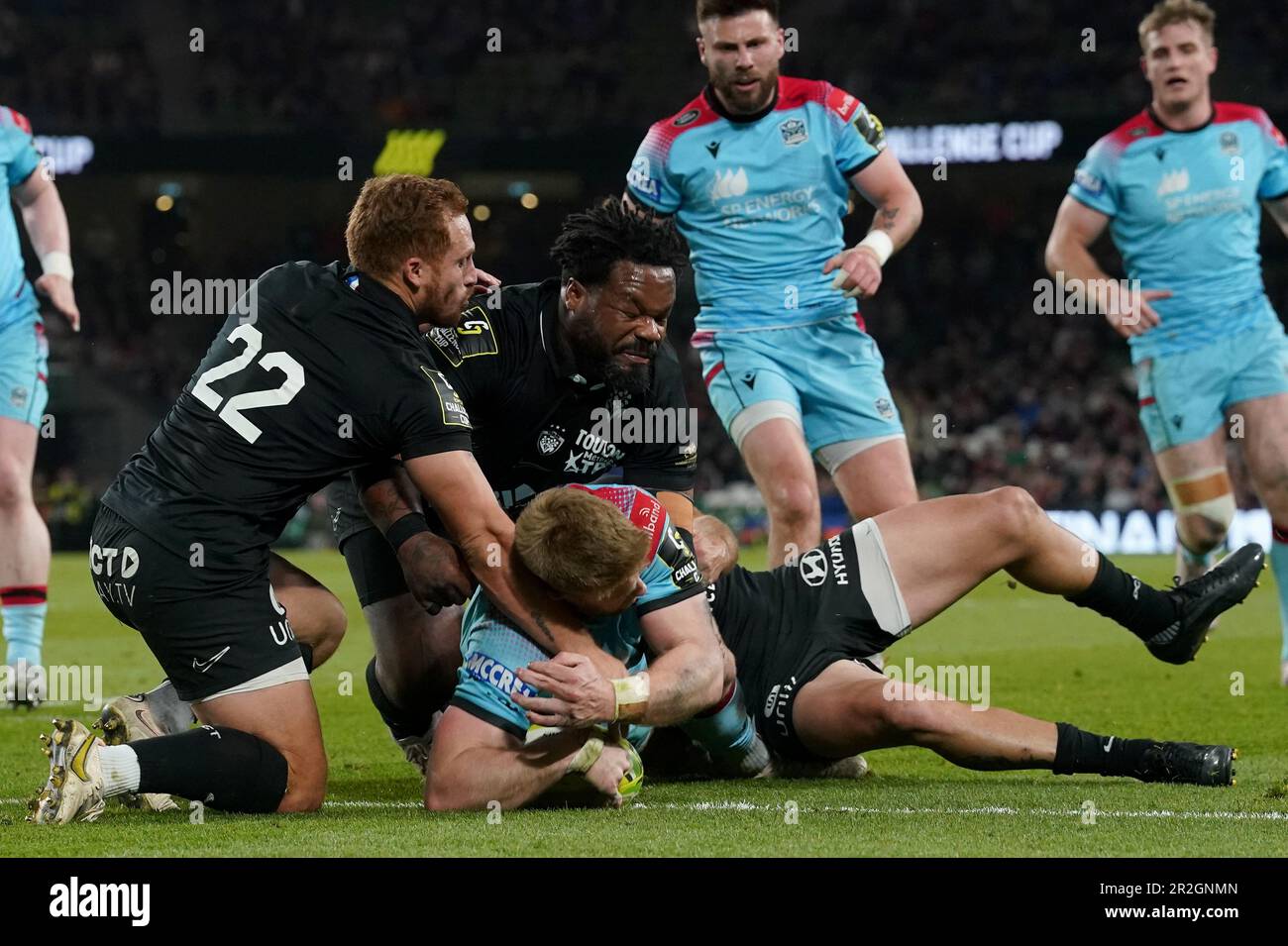 Kyle Steyn von Glasgow Warriors schießt beim ECPR Challenge Cup-Finale im Aviva Stadium in Dublin, Irland, den dritten Versuch seiner Seite. Foto: Freitag, 19. Mai 2023. Stockfoto