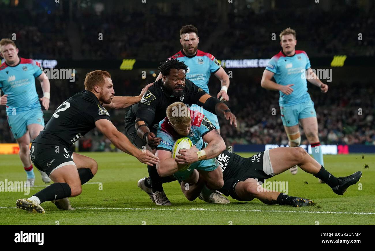 Kyle Steyn von Glasgow Warriors schießt beim ECPR Challenge Cup-Finale im Aviva Stadium in Dublin, Irland, den dritten Versuch seiner Seite. Foto: Freitag, 19. Mai 2023. Stockfoto