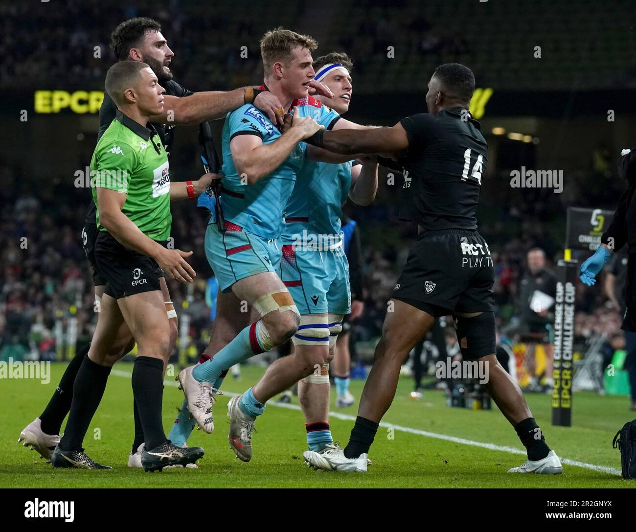 Jiuta Wainiqolo von Toulon wird während des ECPR Challenge Cup-Finales im Aviva-Stadion in Dublin, Irland, von Spielern der Glasgow Warriors konfrontiert. Foto: Freitag, 19. Mai 2023. Stockfoto
