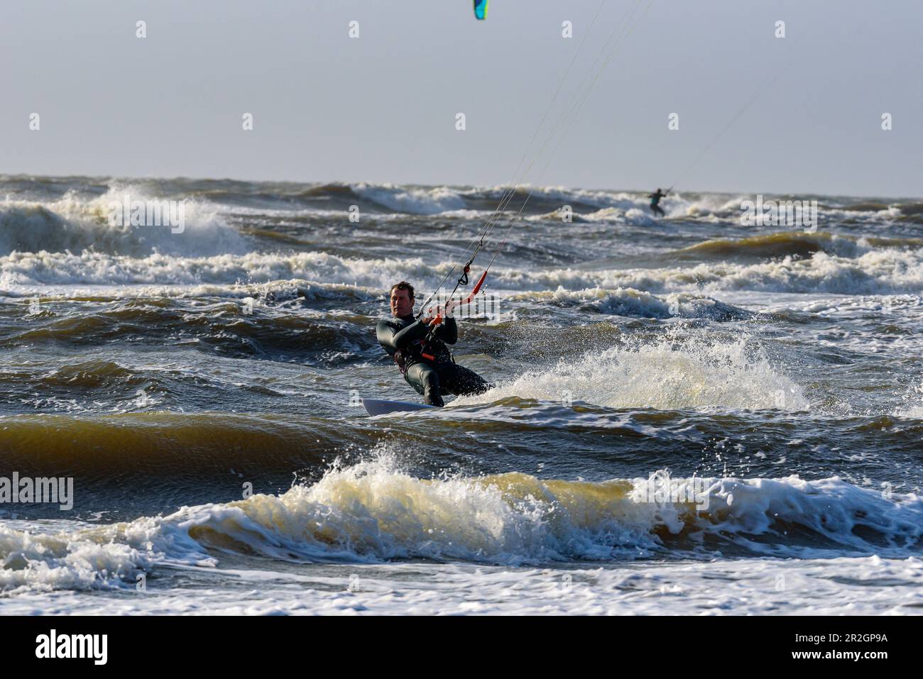 Surfer und Kitesurfer am weitläufigen Strand im Ording, St. Peter Ording, Nordfriesland, Nordseeküste, Schleswig Holstein, Ger Stockfoto