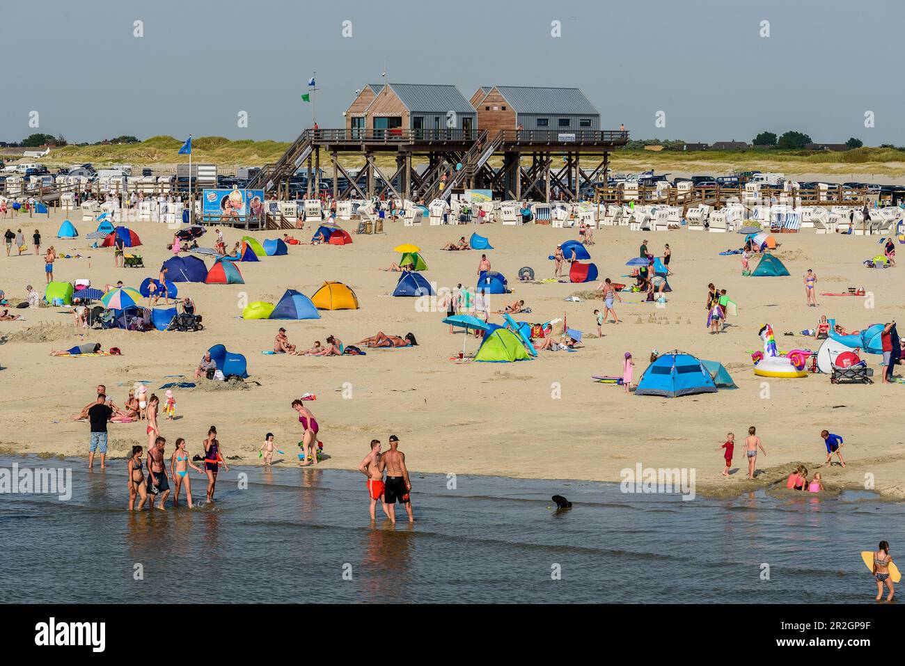 Extrem heißer Tag im Juli, St. Peter Ording Beach, Bezirk Ording, St. Peter Ording, Nordfriesland, Nordseeküste, Schleswig Holstein, Deutschland Stockfoto