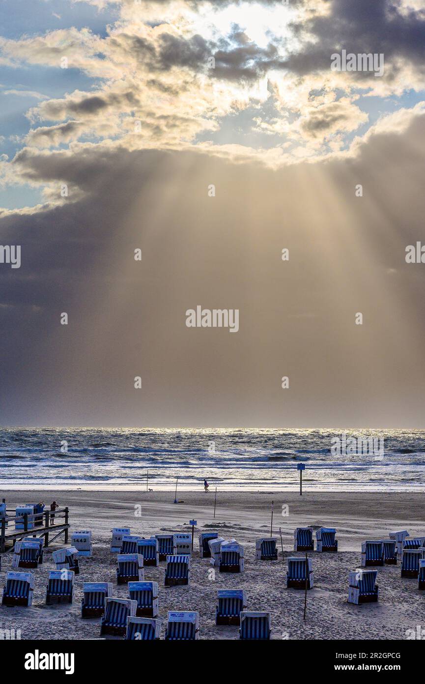 Liegestühle am weitläufigen Strand im Ording, St. Peter Ording, North Friesland, Nordseeküste, Schleswig Holstein, Deutschland, Europa Stockfoto