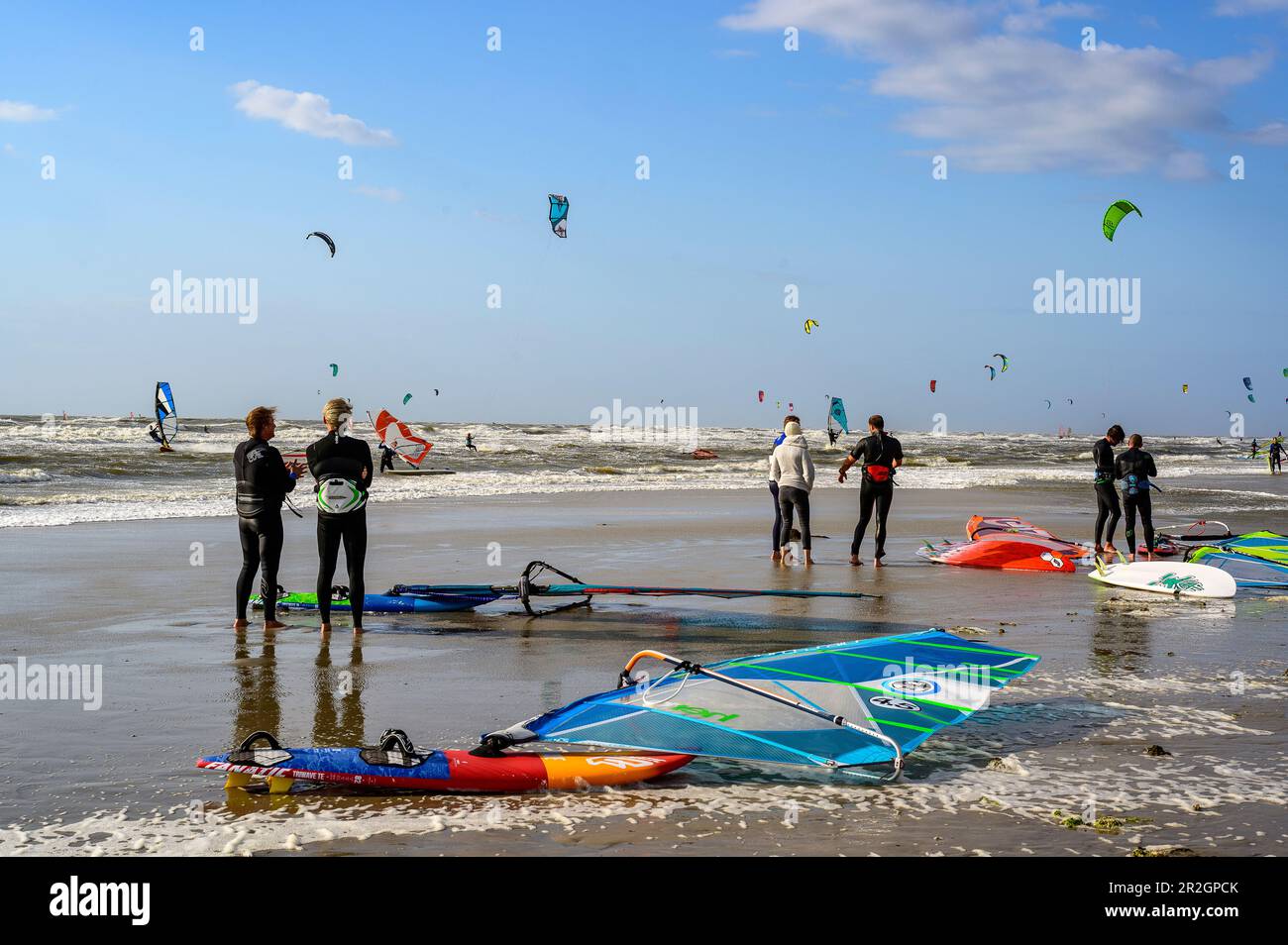 Surfer und Kitesurfer am weitläufigen Strand im Ording, St. Peter Ording, Nordfriesland, Nordseeküste, Schleswig Holstein, Ger Stockfoto