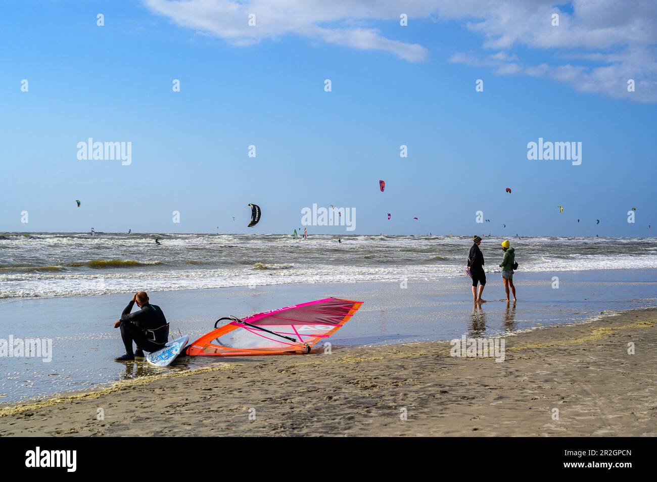 Surfer und Kitesurfer am weitläufigen Strand im Ording, St. Peter Ording, Nordfriesland, Nordseeküste, Schleswig Holstein, Ger Stockfoto