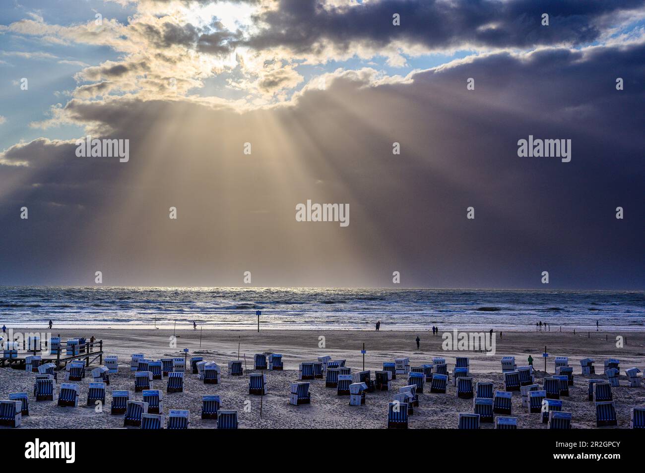 Liegestühle am weitläufigen Strand im Ording, St. Peter Ording, North Friesland, Nordseeküste, Schleswig Holstein, Deutschland, Europa Stockfoto