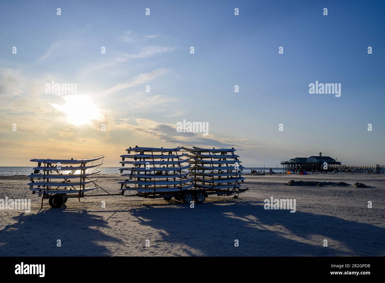 Trailer mit Surfbrettern, Ording District, St. Peter Ording, Nordfriesland, Nordseeküste, Schleswig Holstein, Deutschland, Europa Stockfoto