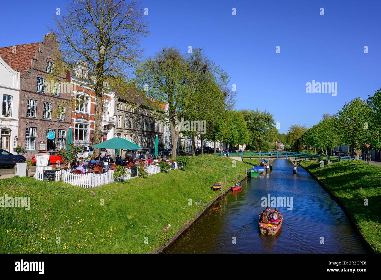 Boote auf einem Kanal, Blick auf die Stadt mit Kanälen, Friedrichstadt, Nordfriesland, Nordseeküste, Schleswig Holstein, Deutschland, Europa Stockfoto