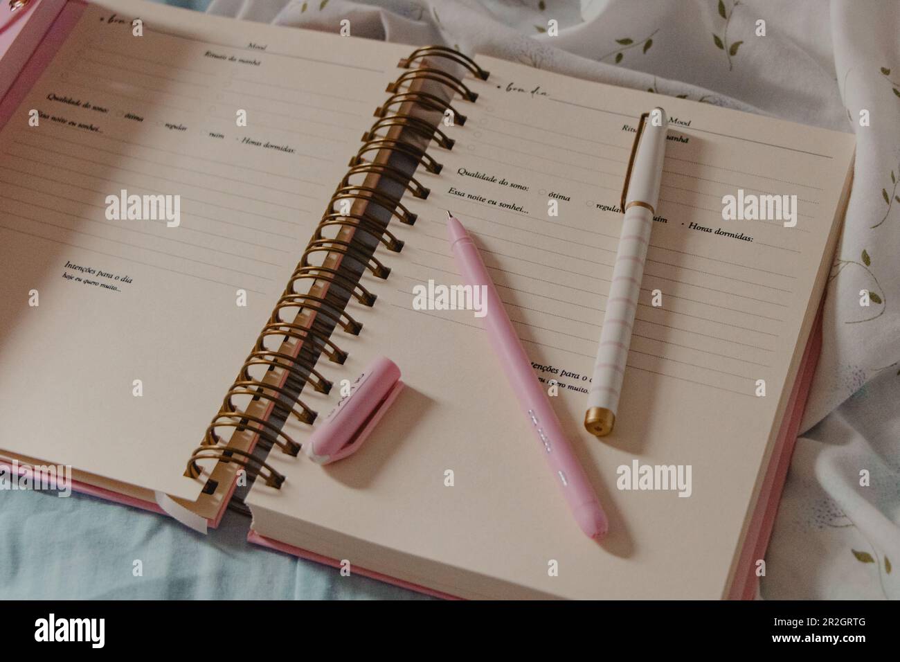 Tagebuch auf dem Bett Stockfoto